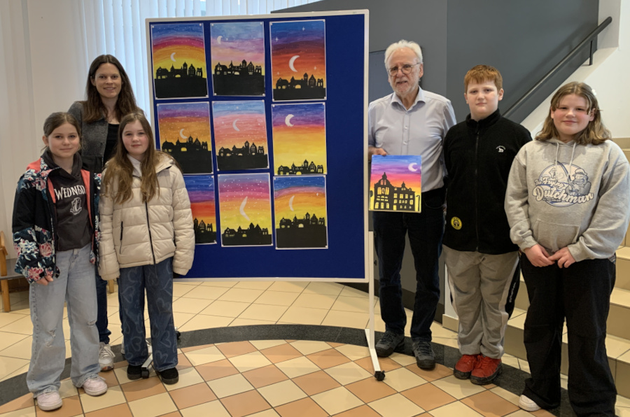 Bei dem Treffen und der Übergabe der Bilder für die Ausstellung waren stellvertretend für alle 5er Mathilda Plein und Nikita Jetich aus der Klasse 5a sowie Mila Kröber und Lena Geisler aus der 5b dabei.